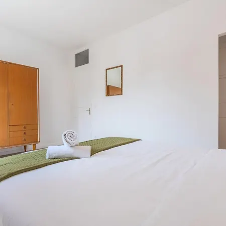 Spacious House With 4 Bedrooms & Garden, Near Tram 3*