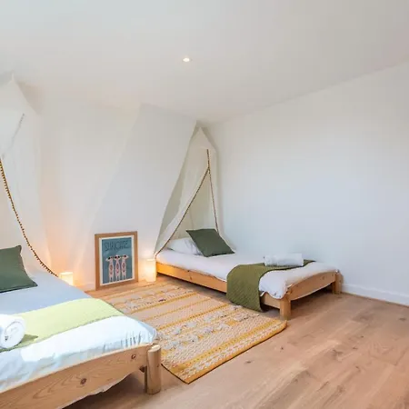 Spacious House With 4 Bedrooms & Garden, Near Tram 게스트하우스 Mouvaux