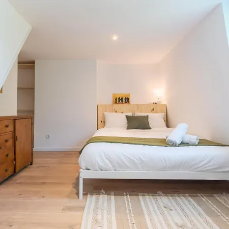 Spacious House With 4 Bedrooms & Garden, Near Tram