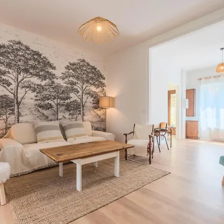 게스트하우스 Spacious House With 4 Bedrooms & Garden, Near Tram Mouvaux