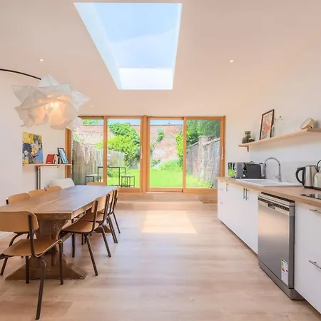 Spacious House With 4 Bedrooms & Garden, Near Tram Gasthuis 3*