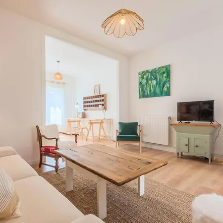 Gasthuis Spacious House With 4 Bedrooms & Garden, Near Tram Mouvaux