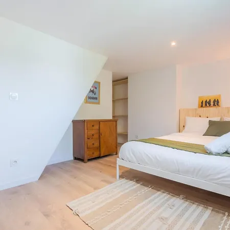 게스트하우스 Spacious House With 4 Bedrooms & Garden, Near Tram Mouvaux