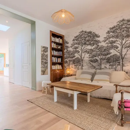 Spacious House With 4 Bedrooms & Garden, Near Tram