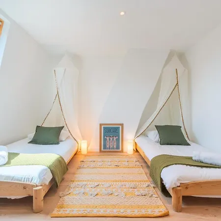 Gasthuis Spacious House With 4 Bedrooms & Garden, Near Tram Mouvaux